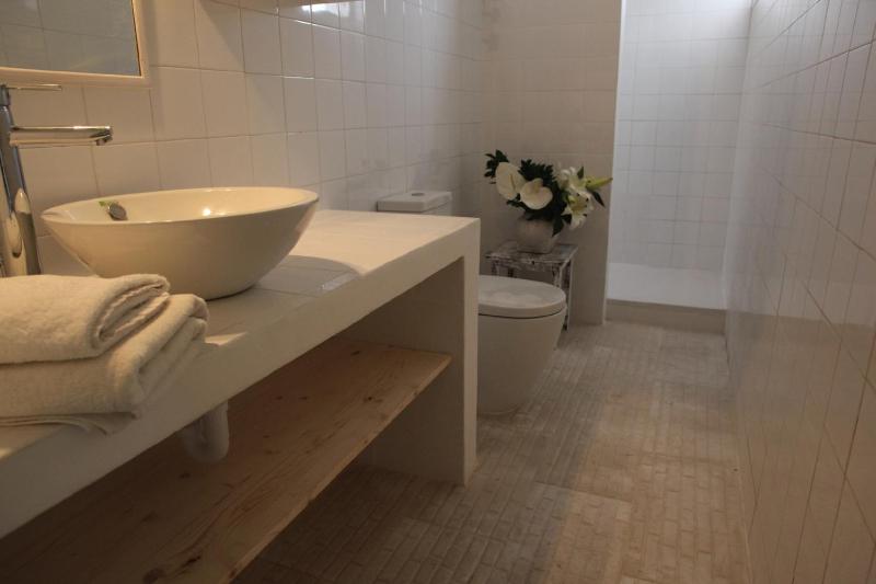 Standard Double Room with Shared Bathroom image 2