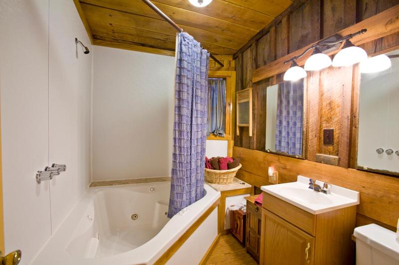 Suite with Hot Tub image 3