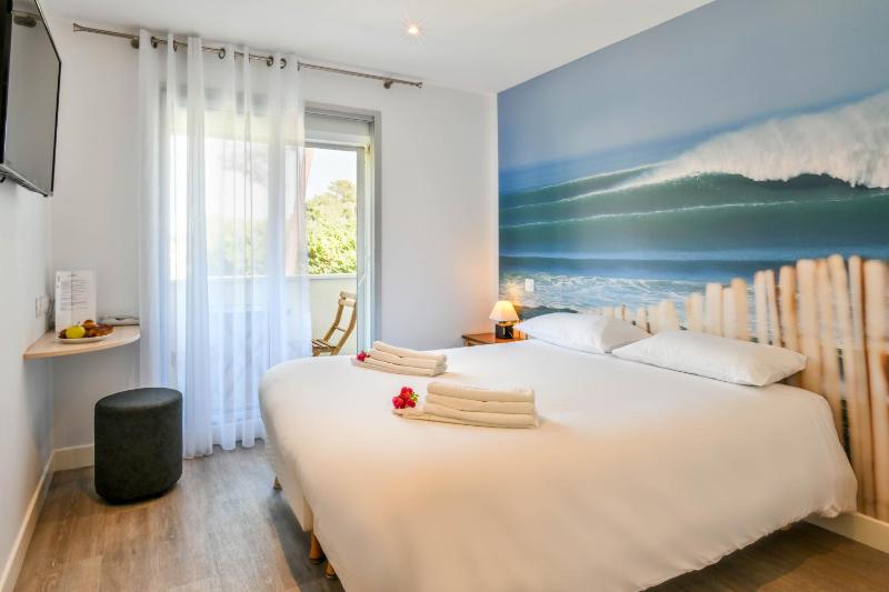 Standard Connecting Triple Room image 3