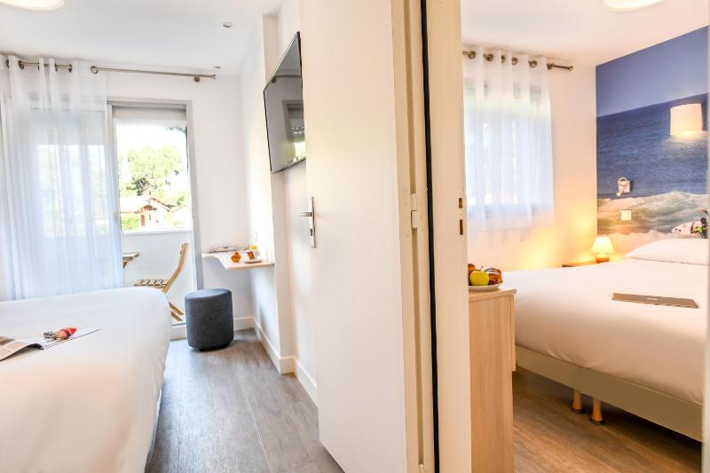 Standard Connecting Triple Room image 4
