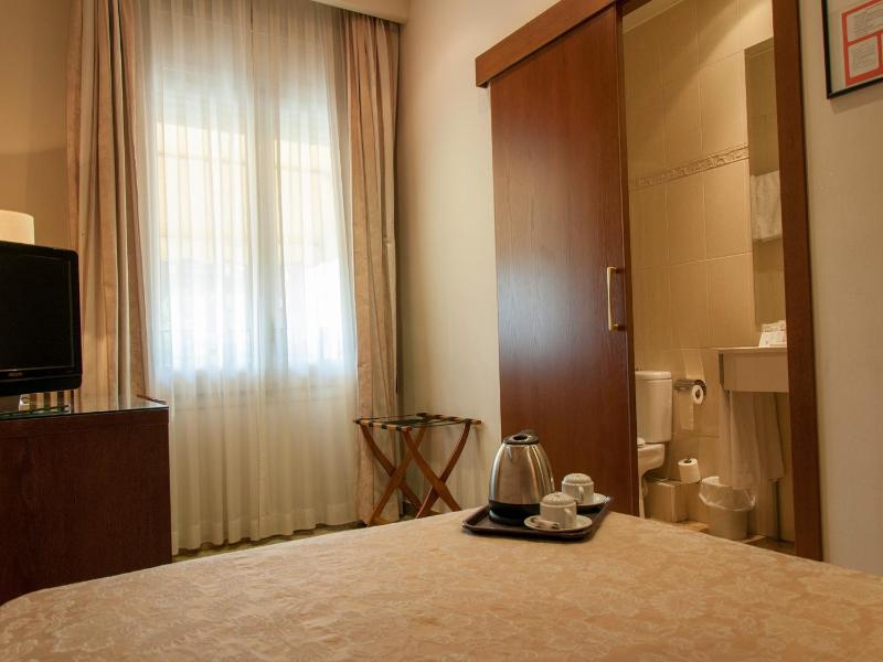 Single Room image 3