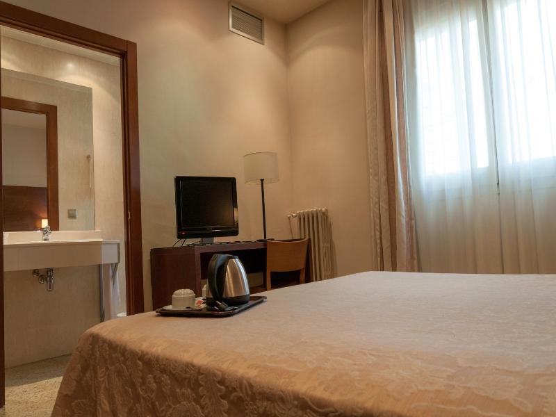Superior Twin Room image 4