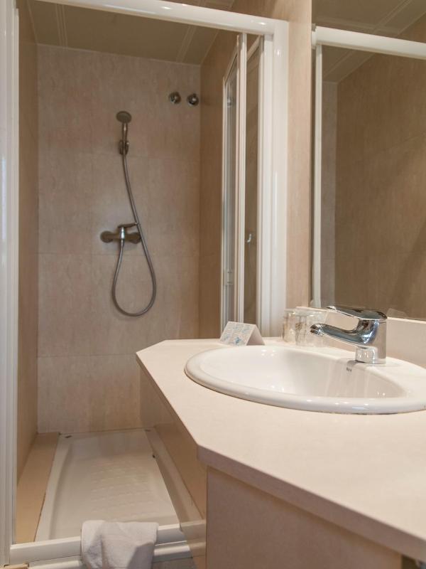 Superior Twin Room image 2