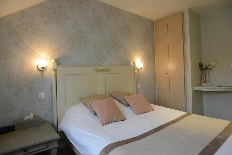 Classic Double Room image 2