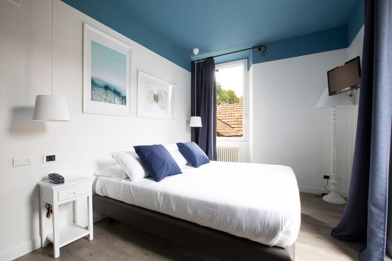 Double Room with Balcony and Lake View image 4