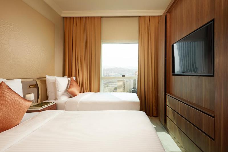 Deluxe Twin Room with City View image 3