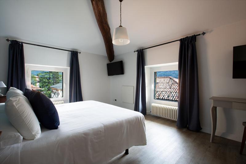 Double Room with Lake View image 4