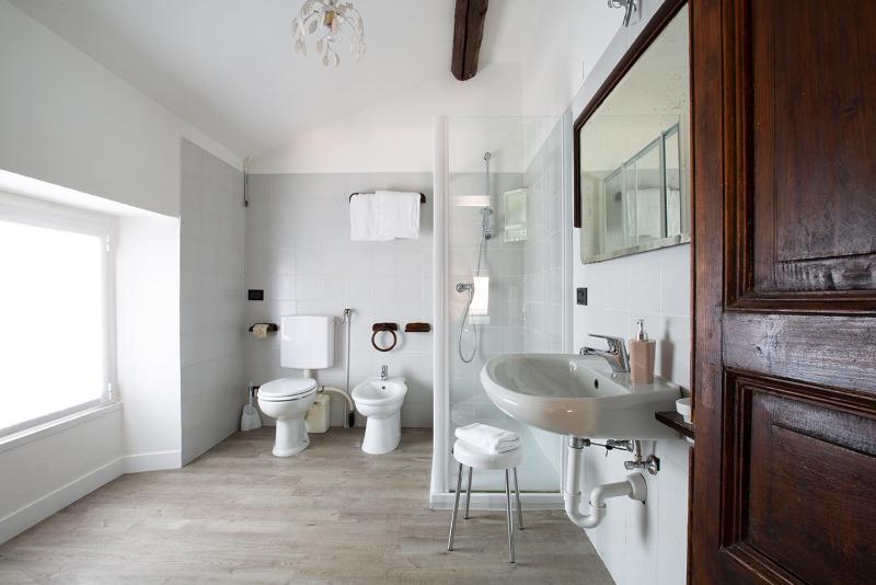 Double Room with Lake View image 3