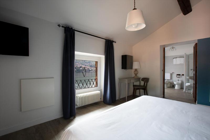 Double Room with Lake View image 2