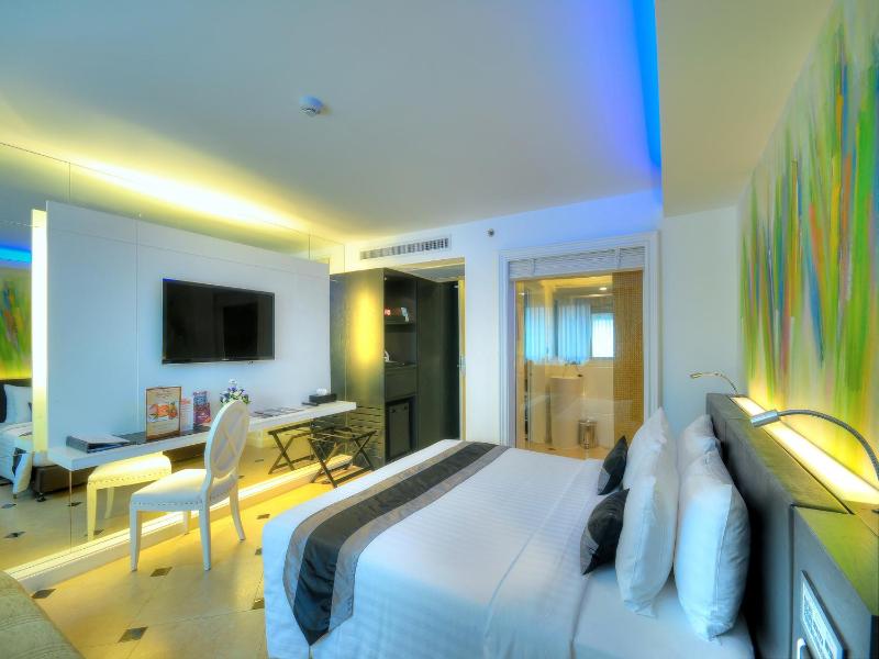 Deluxe Double or Twin Room image 4