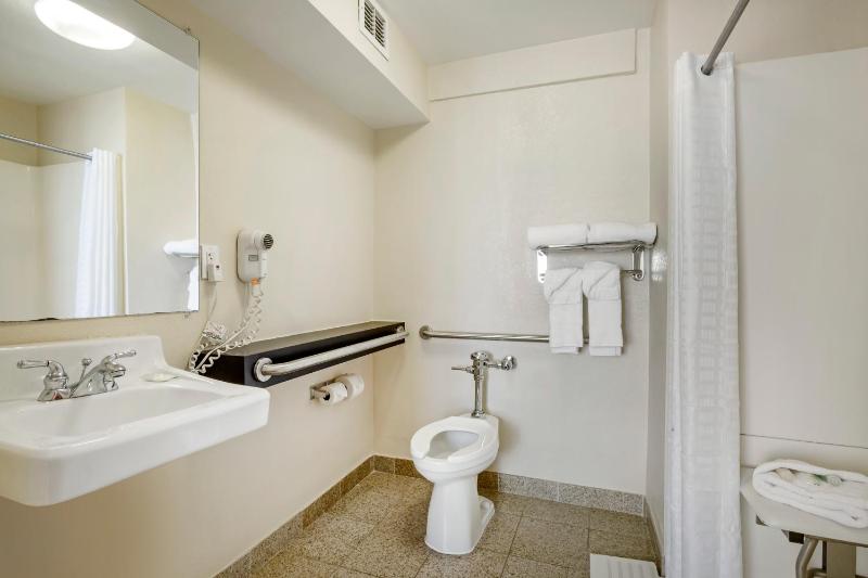 Queen Room with Roll-in Shower - Non-Smoking image 4