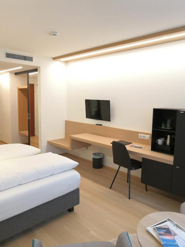 Deluxe Double or Twin Room image 2