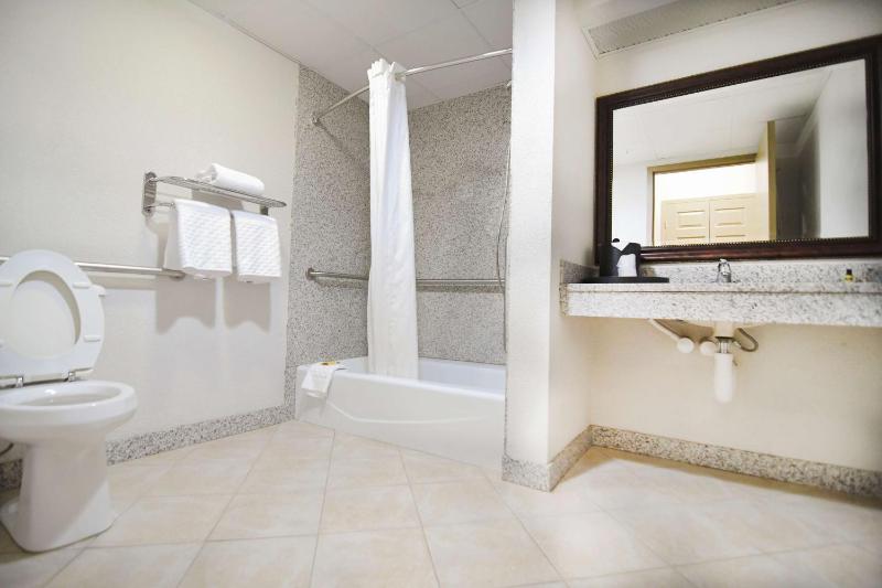 King Suite with Bath Tub - Mobility Access/Non-Smoking image 2