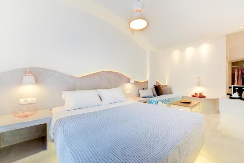 Suite with Pool View image 4