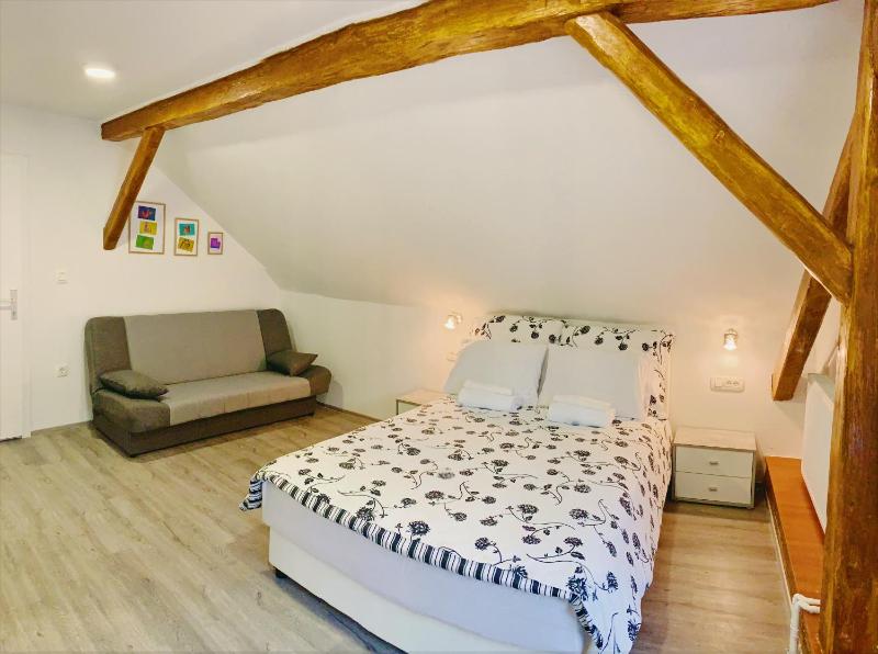 Comfort Double Room with shared bathroom - Attic image 4