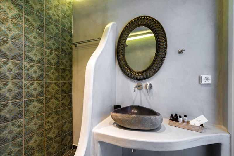 Superior Suite with Outdoor Hot Tub image 3