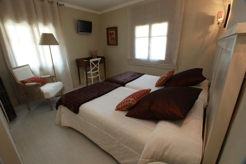 Deluxe Queen Room with Two Queen Beds image 3