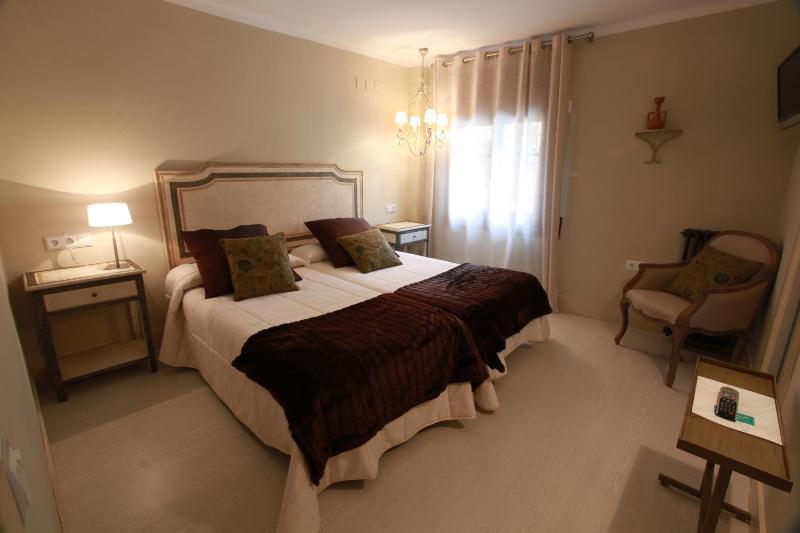 Deluxe Queen Room with Two Queen Beds image 4