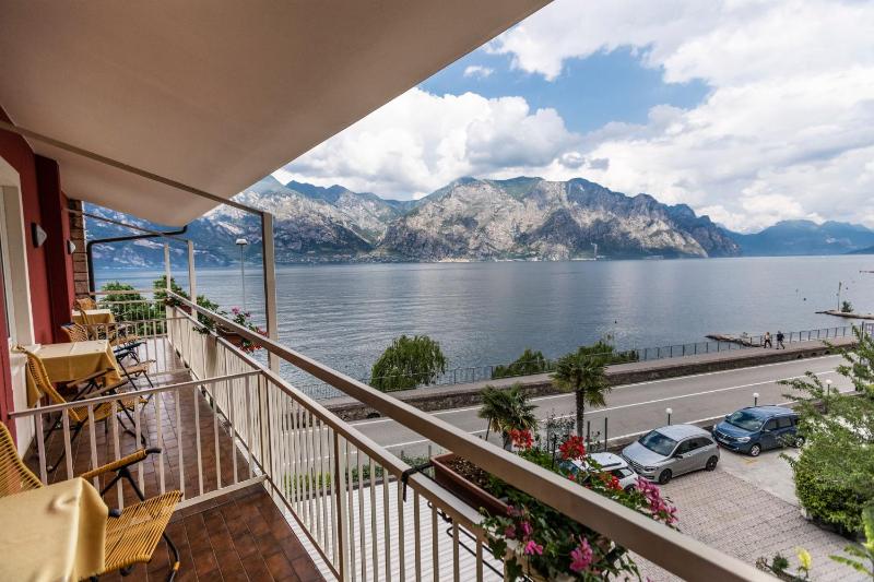 Double Room with Lake View image 2