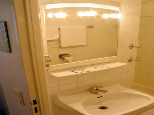 Double Room for Single Use image 3