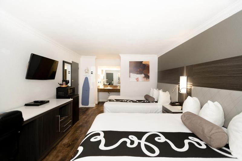 Quadruple Room with Two Queen Beds - Disability Access/Non Smoking image 3