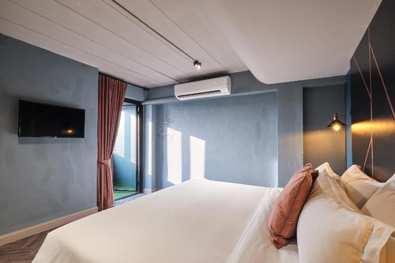 Superior King Room with City View image 1
