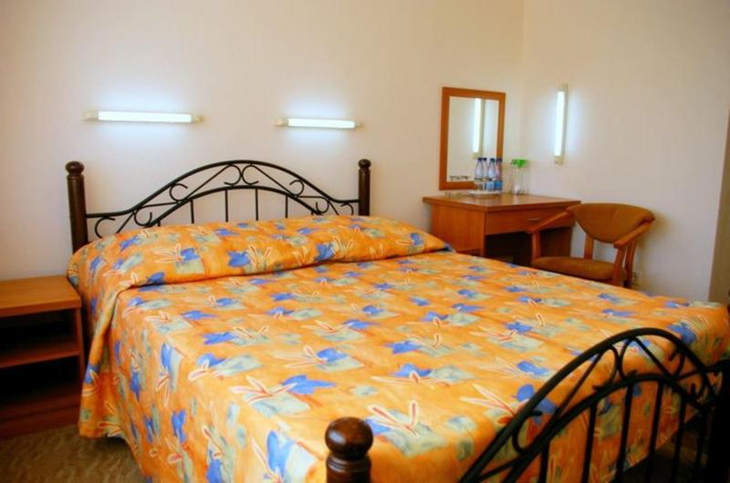 Standard Double Room image 3
