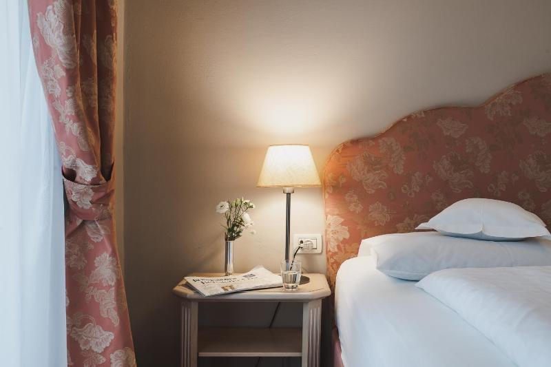 Deluxe Double Room image 3