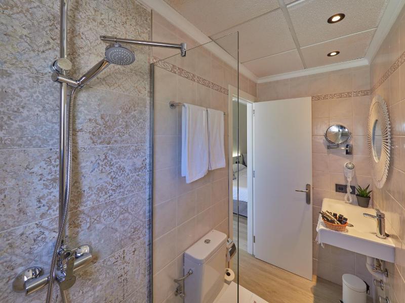 Double Room for Single Use image 4