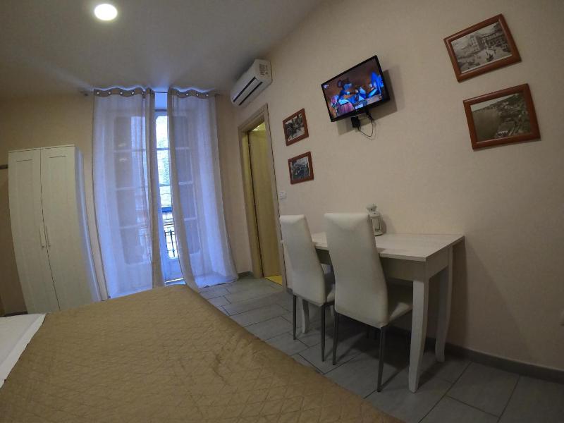 Double Room image 4