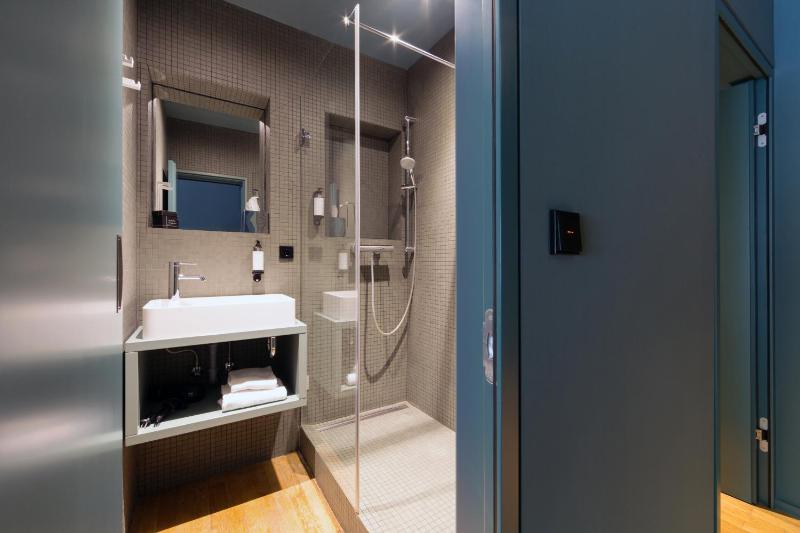 Small Double Room image 4