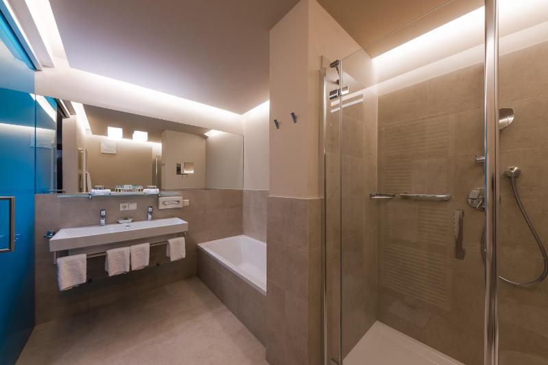 Junior Suite with Balcony image 2