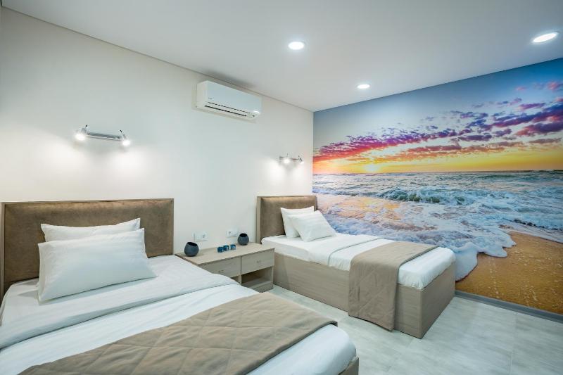 Standard Twin Room - no window image 2