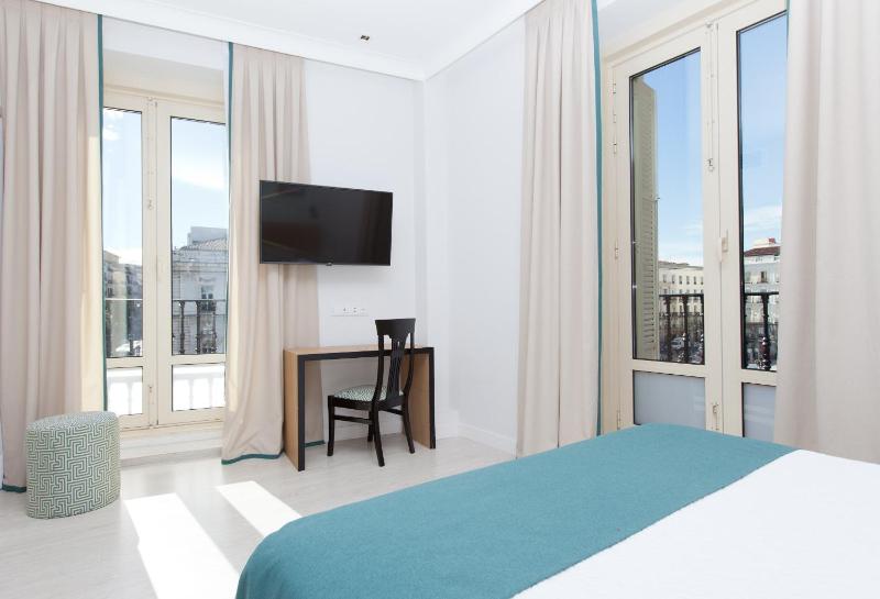 Superior Double or Twin Room with View image 4