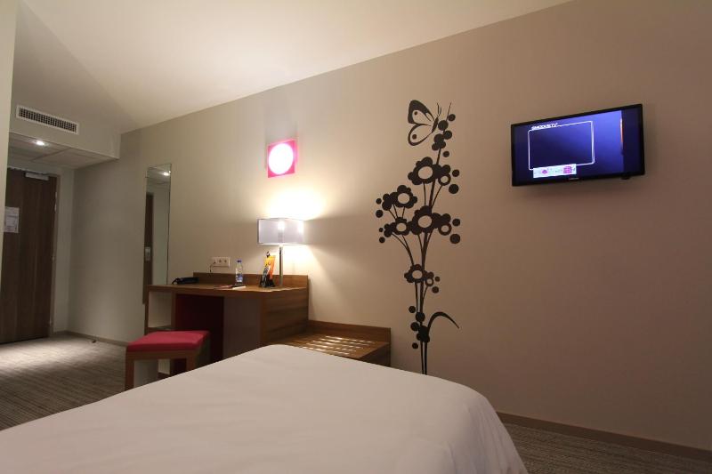 Standard Double Room image 3