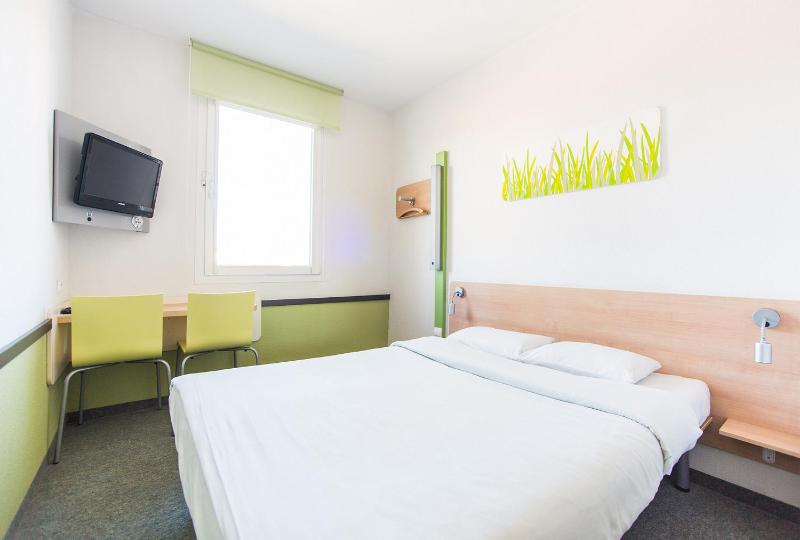 Standard Double Room image 4