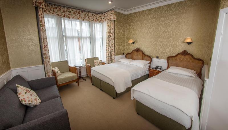 Superior Twin Room image 4