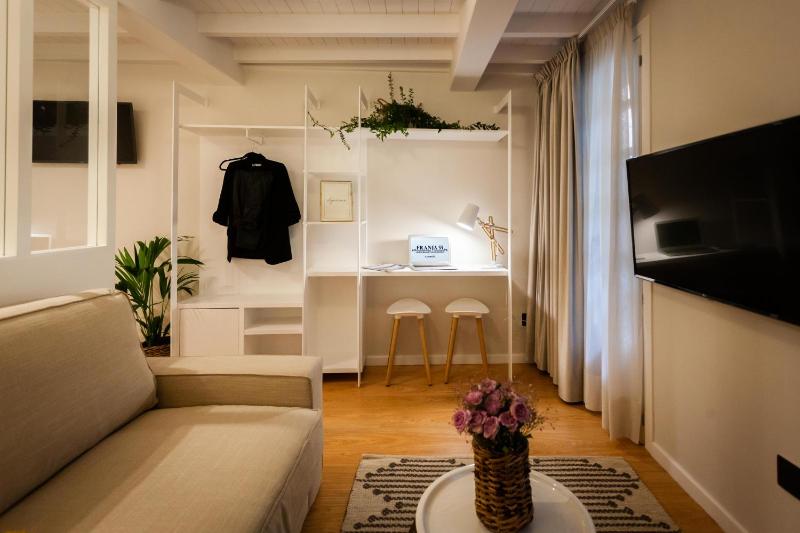 One-Bedroom Apartment image 2