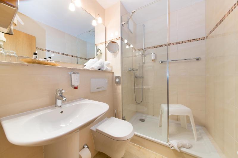 Double Room with Balcony image 3