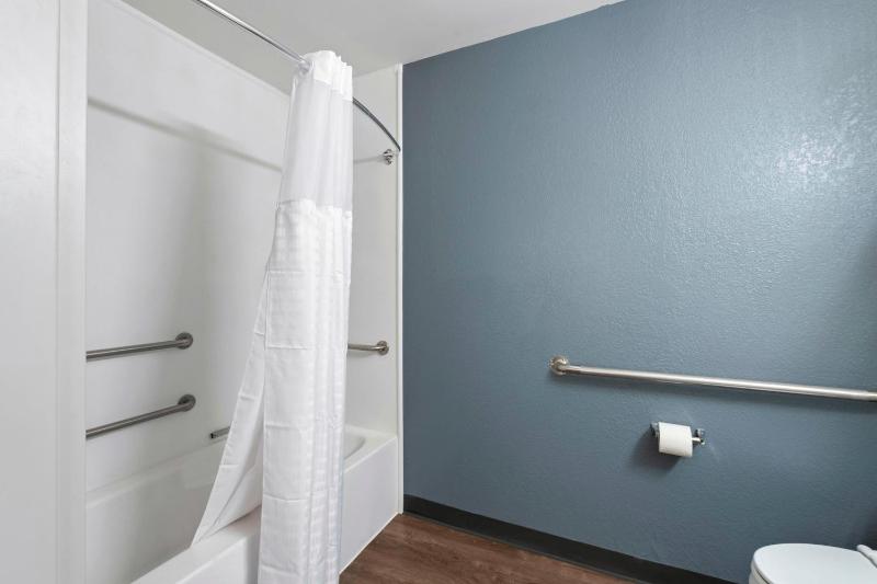 Queen studio with 1 Queen Bed - Disability Access/Non-Smoking image 3