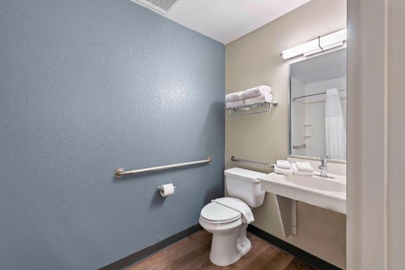 Queen studio with 1 Queen Bed - Disability Access/Non-Smoking image 4