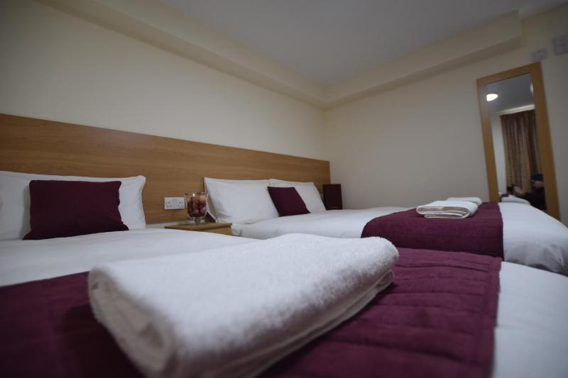 Twin Room image 2