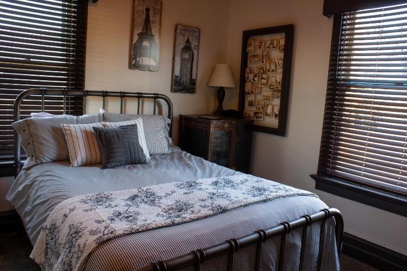 Queen Room image 4
