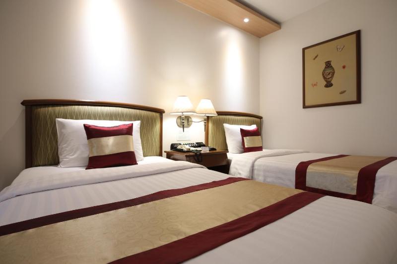 Deluxe Double or Twin Room image 2