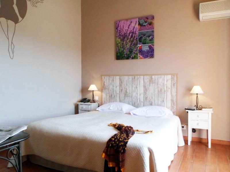 Standard Double Room image 4