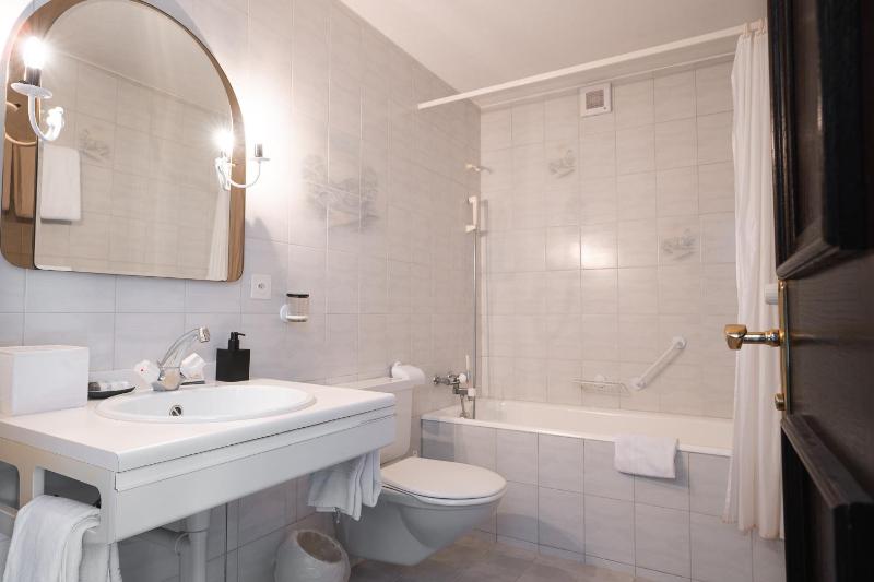 Standard Double Room image 3