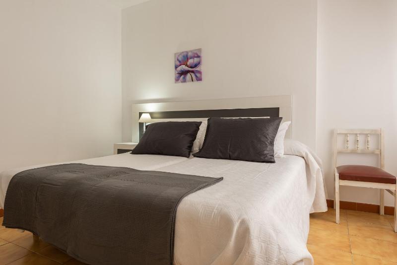 Twin Room image 3