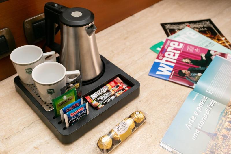 Deluxe King Room image 2