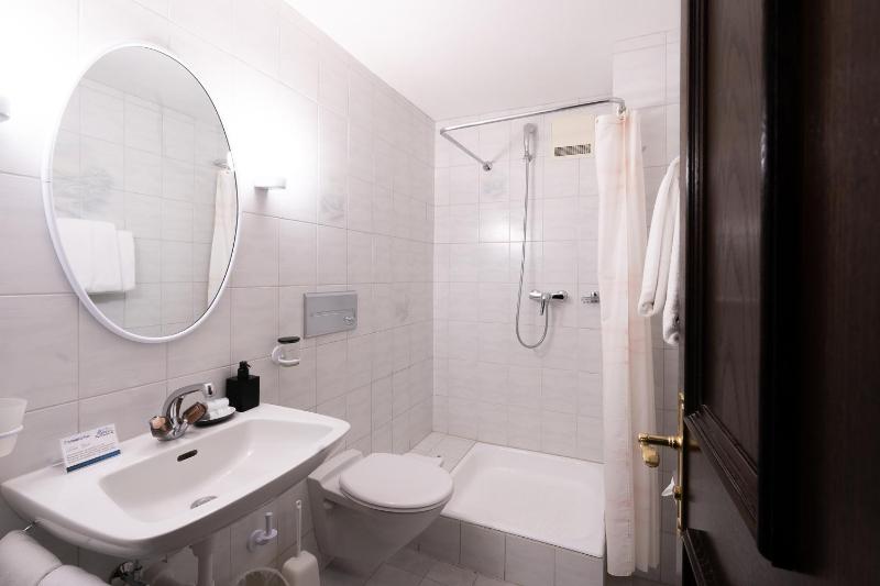Twin Room image 3
