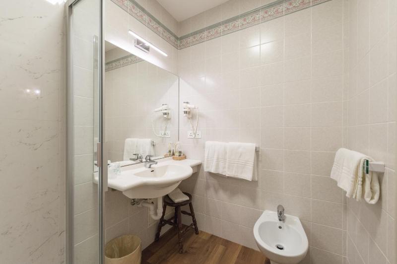 Economy Double Room image 2